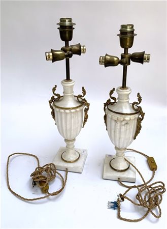 Coppia di basi per lampade in marmo decorate con fregi in metallo dorato a moti