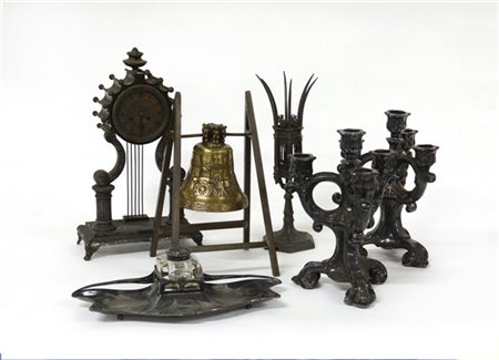 Lotto composta da una coppia di candelieri tripodi in ceramica smaltata, un cal