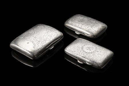 Lotto composto da tre porta sigarette in argento inciso, interni in vermeille.