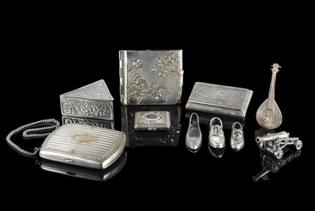 Lotto composto da dieci tra scatole e bomboniere diverse in argento e metallo (