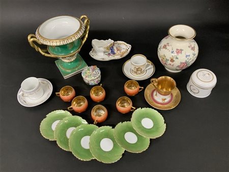 Manifatture tedesche, lotto composto da una coppa biansata, un vaso, due scatol