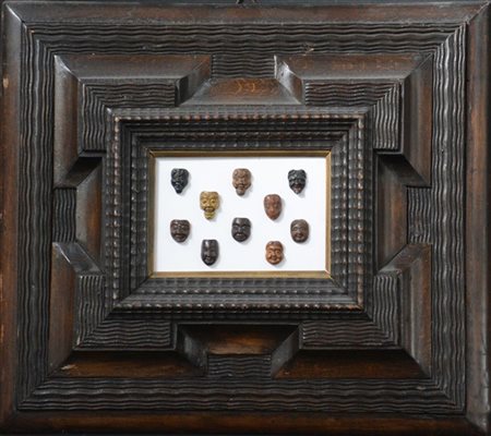 Dieci piccole maschere in legno, in unica cornice
Giappone, inizi sec. XX
(Corn