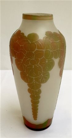 Vaso di gusto art nouveau in vetro lattimo incamiciato inciso all'acido e decor