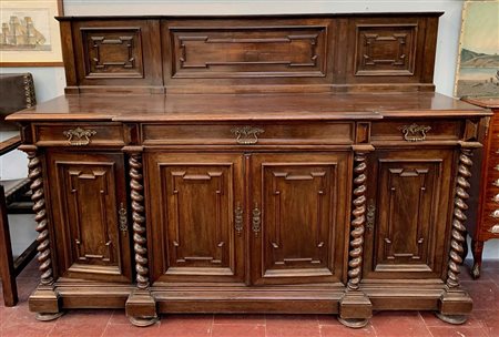 Credenza a tre cassetti e quattro ante riquadrate, montanti a torciglione, alza