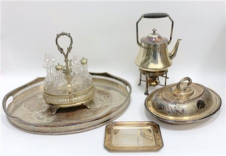Lotto in metallo composto da una legumiera, un cruet con bottiglie in vetro, un