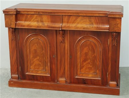 Credenza in mogano e piuma di mogano a due ante e due cassetti, fronte sagomato