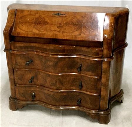 Ribalta di forma mossa lastronata in radica, tre cassetti sul fronte, anta riba