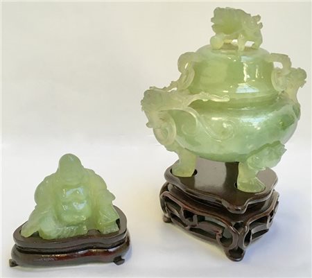 Lotto composto da un Buddha in pietra dura verde ed incensiere con coperchio, b
