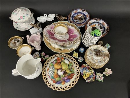 Lotto di cartoni contenenti numerosi oggetti in porcellana e ceramica di divers