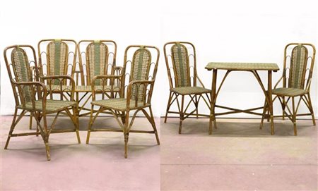 Fornitura da esterno composta da un divano, due poltrone, due sedie e un tavoli