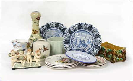 Manifatture diverse, secolo XX, lotto composto da tre vasi, una brocca, un cent