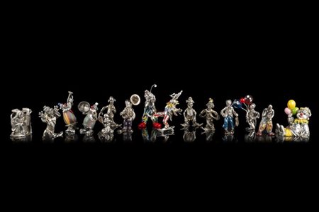 Lotto composto da quindici figure di pagliacci e musicanti in argento, metallo