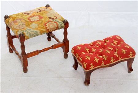 Lotto composto da due poggiapiedi del secolo XIX. Uno con tessuto a piccolo pun