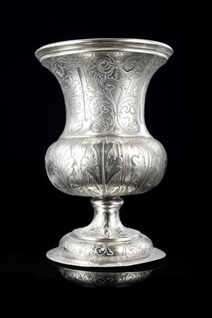 Vaso a tromba in argento inciso a motivi fogliati. Titolo 800 (h. cm 16) (g 310