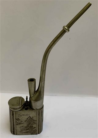 Pipa in metallo decorata con iscrizioni, paesaggi e pennuti
Giappone, inizi sec