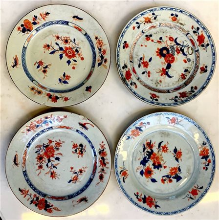 Quattro piatti a decoro Imari, sec.XVIII
(d. cm 23)(difetti e restauri)