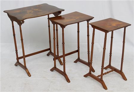 Gruppo di tre tavolini a nido con piani dipinti a figure e paesaggi, gambe torn
