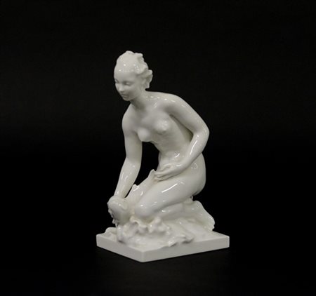 Manifattura di Berlino "Donna con pesce" scultura in porcellana bianca (h cm 25