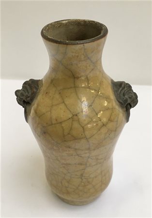 Piccolo vaso biansato ad invetriatura nocciola craquelé
Cina, sec.XX
(h. cm 13,
