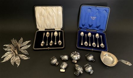 Cartone contenente alcuni segnaposto e altri oggetti diversi in argento (g 400