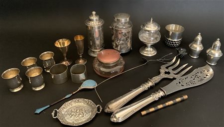 Cartone contenente numerosi oggetti in argento e metallo (g lordi 800 circa)
