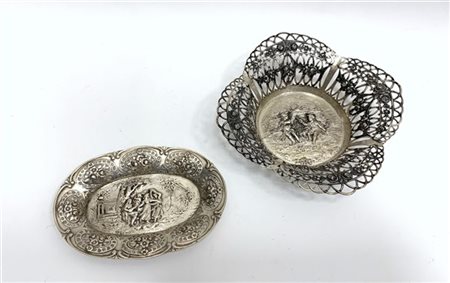 Lotto composto da un cestino ed un vassoietto in argento con bordi traforati e