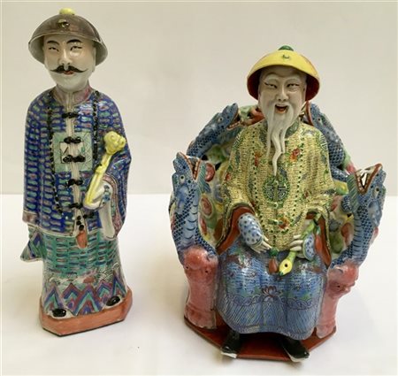 Coppia di figure orientali in porcellana policroma 
Cina, sec.XX
(difetti)