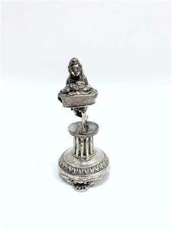 Portastuzzicadenti in argento decorato da figura con cesto di frutta a tutto to
