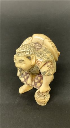 Due okimono di cui uno in avorio raffigurante figure maschili
Giappone, inizio