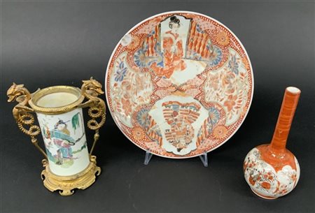 Lotto composto da un vasetto a bottiglia, un piatto a decoro policromo e un por