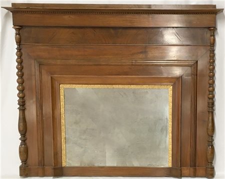 Caminiera lastronata in noce e radica di noce, profilo intagliato e dorato a pa