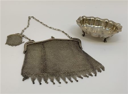 Lotto composto da un'alzatina ed una borsa a maglia in argento (g 390 ca.)