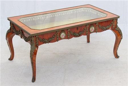 Tavolo vetrina lastronato ad un cassetto decorato a placche policrome con scene