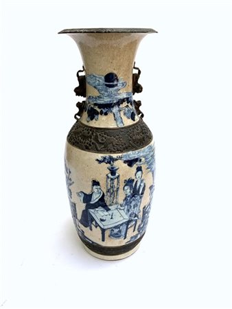 Vaso Nanchino biansato in ceramica decorato con scena animata in un giardino
Ci