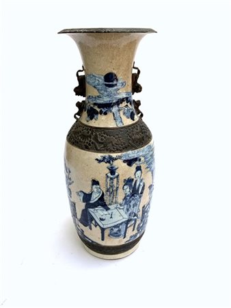 Vaso Nanchino biansato in ceramica decorato con scena animata in un giardino
Ci