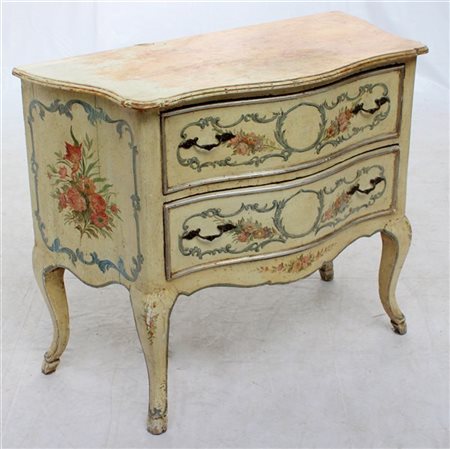 Antico comoncino di forma mossa con fronte a due cassetti e fianchi dipinti a v