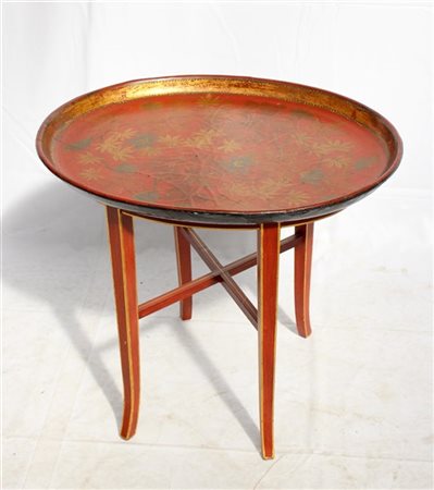 Tavolino di forma ovale con piano a vassoio decorato a motivi vegetali. Base in