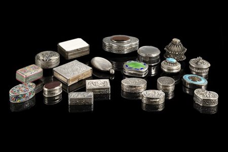 Lotto composto da venti scatoline in argento, metallo argentato, smalti e altri