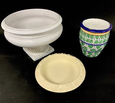 Lotto composto da due vasi ed una ciotola in ceramica e terracotta di manifattu