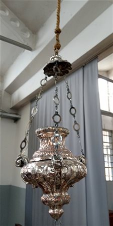 Lampada votiva del secolo XVIII in rame argentato e sbalzato a motivi vegetali