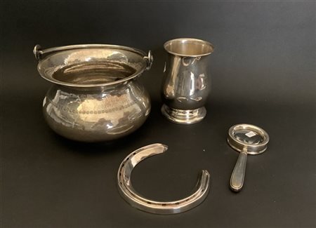 Lotto composto da quattro oggetti diversi in argento (g 900 circa) (difetti)
