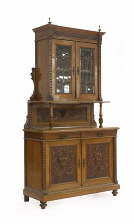 Credenza con alzata, parte superiore a due ante a vetri sorretta da colonnine t