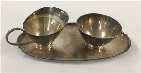 Lotto composto da una tazzina, un piccolo versatoio e un vassoio in metallo arg