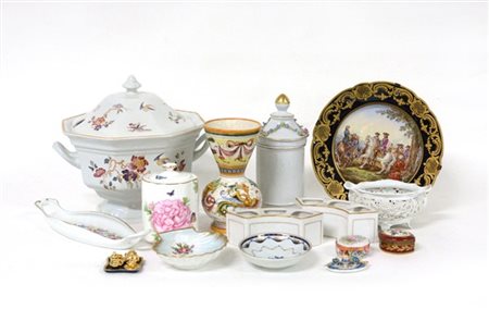 Manifatture diverse, lotto di numerosi oggetti in porcellana e ceramica (difett