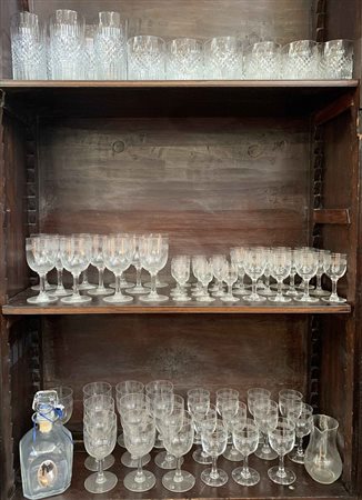 Cartone contenente parti di servizi di bicchieri in vetro (difetti e mancanze)