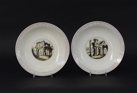 Manifattura di Wedgwood fine secolo XIX, coppia di piatti in terraglia decorati