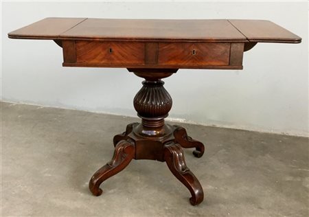 Tavolo lastronato ad alette, sostegno tornito e piedi mossi. Fine secolo XVIII