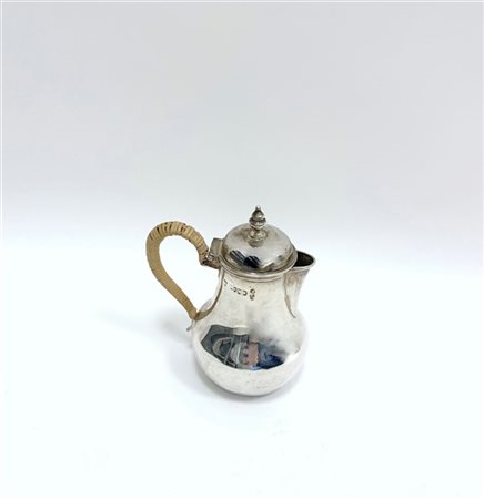 Piccola caffettiera in argento a corpo liscio. Inghilterra inizio secolo XIX (g