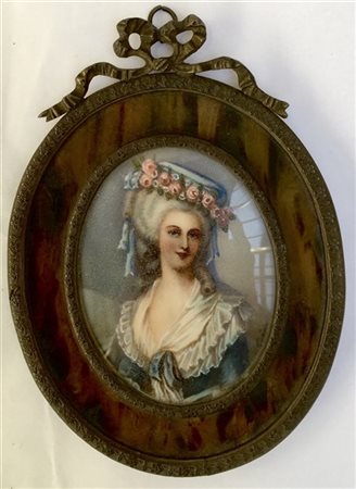 Firma indecifrata "Ritratto di donna" miniatura (cm 8x6) in cornice con cimasa