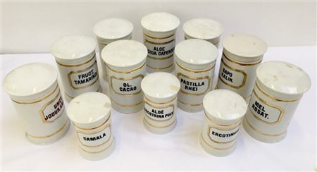 Gruppo di dodici vasi da farmacia con coperchio in porcellana bianca con iscriz